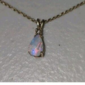 14 karat gold 18 inch chain, authentic opal set in 10 carat. Gorgeous pendant